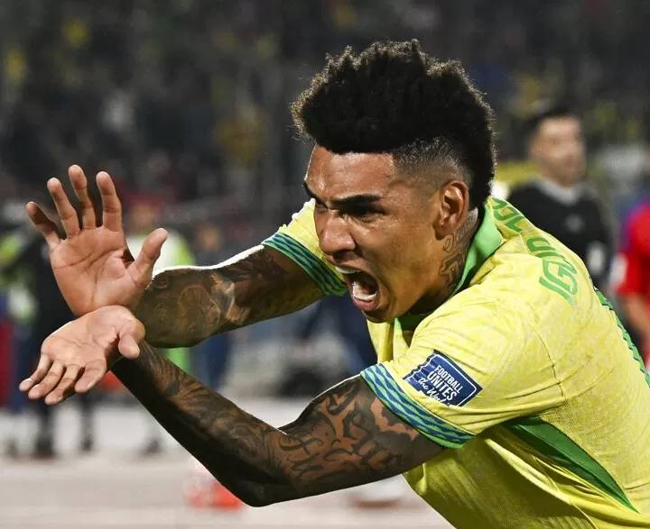 Jesus mừng bàn trong trận Chile 1-2 Brazil sáng 11/10. Ảnh: AFP