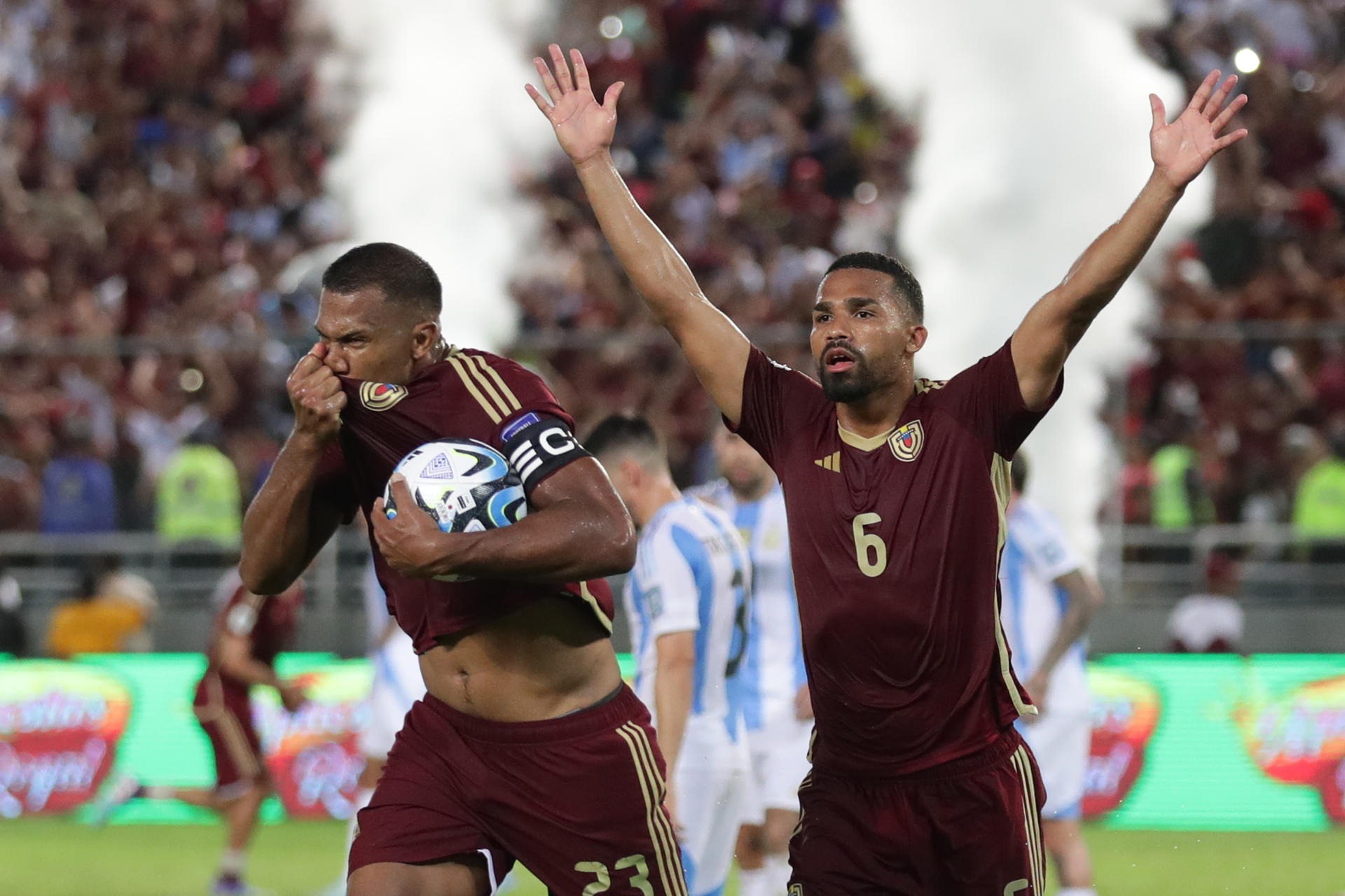 Rondon (trái) mừng bàn gỡ trong trận Veneuela 1-1 Argentina sáng 11/10. Ảnh: AFP