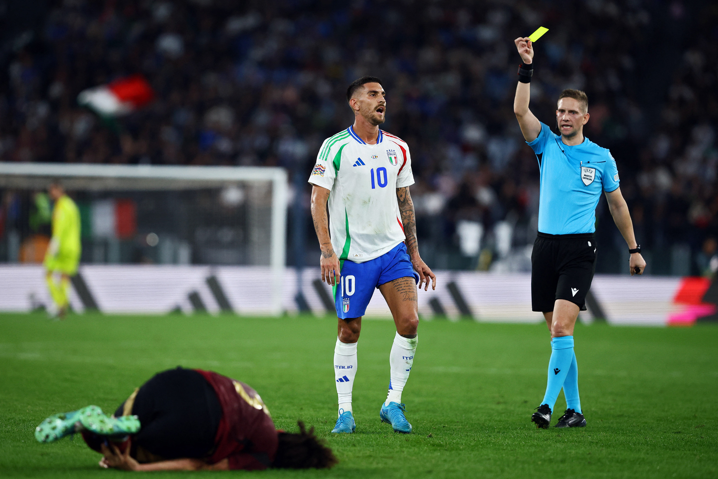 Tiền vệ Italy Lorenzo Pellegrini bị phạt thẻ sau pha phạm lỗi với Arthur Theate trong trận hòa Bỉ 2-2 trên sân Olimpico, Rome ở lượt ba bảng A2 Nations League ngày 10/10. Ảnh: AFP