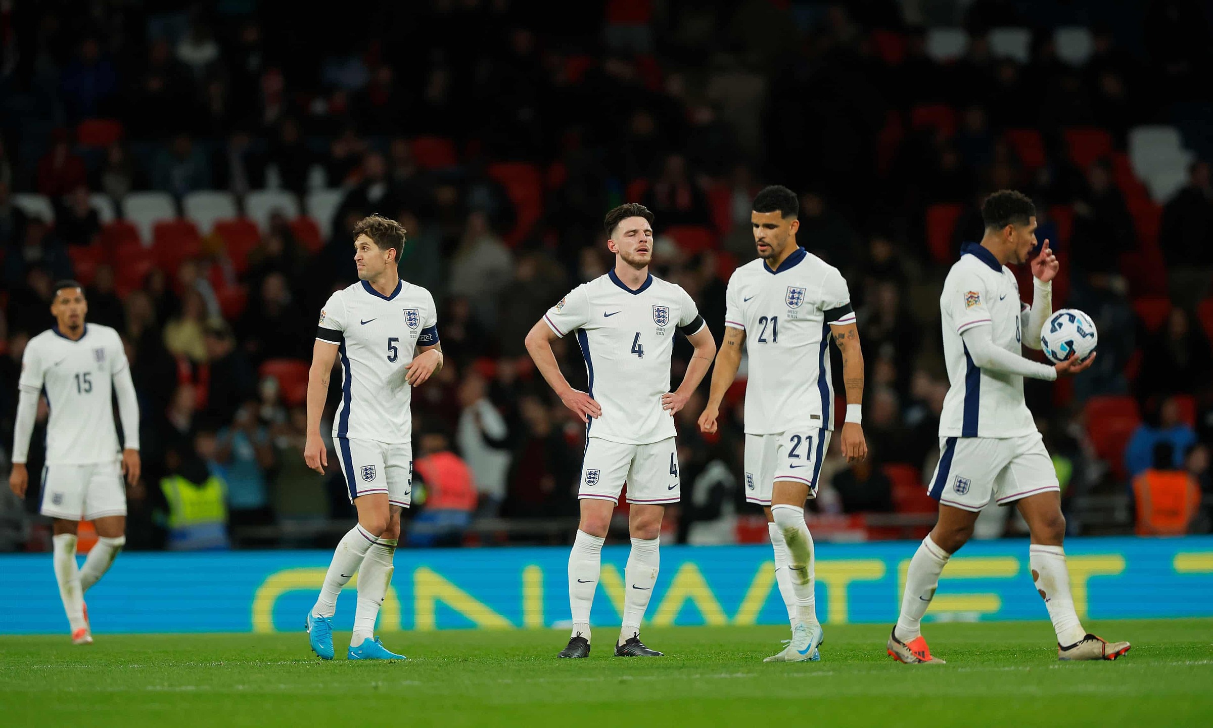 Các tuyển thủ Anh thất vọng khi tan trận thua Hy Lạp 1-2 trên sân nhà Wembley ở lượt ba bảng B2 Nations League trên sân Wembley ngày 10/10. Ảnh: Guardian